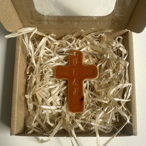 krzyż na ścianę ceramiczny UFAJ w kolorze rudym MOCY moja
