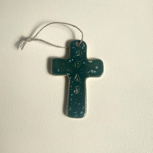 krzyż mały na ścianę ceramiczny UFAJ MOCY moja