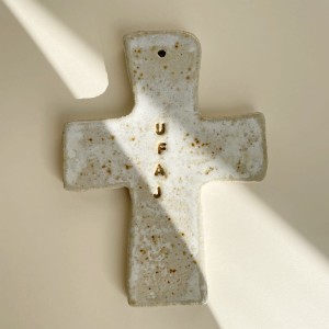 Krzyż ceramiczny na ścianę UFAJ