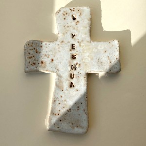 Krzyż ceramiczny na ścianę YESHUA